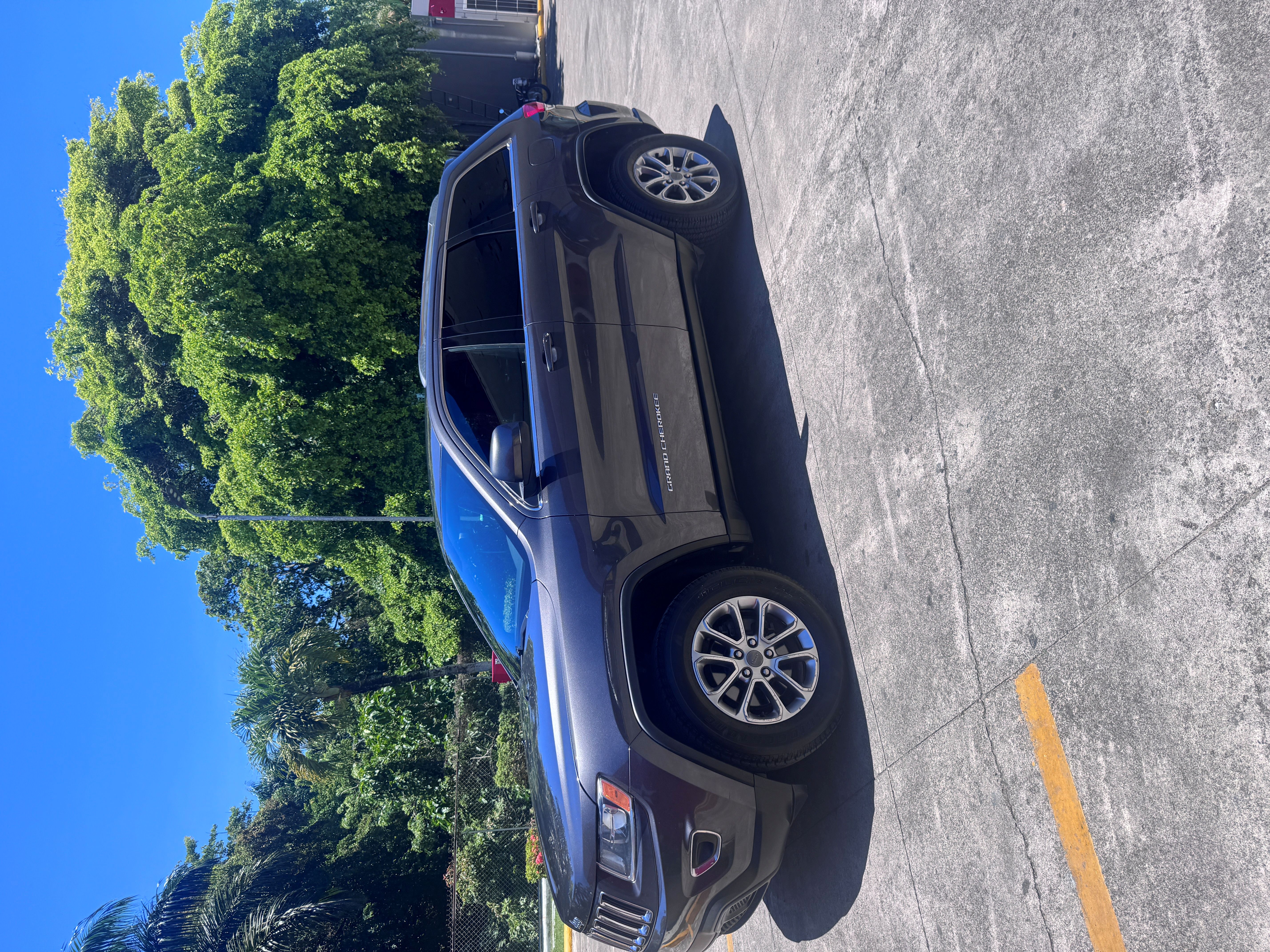 jeepetas y camionetas - Jeep Grand Cherokee laredo 4x4 en excelente estado 4