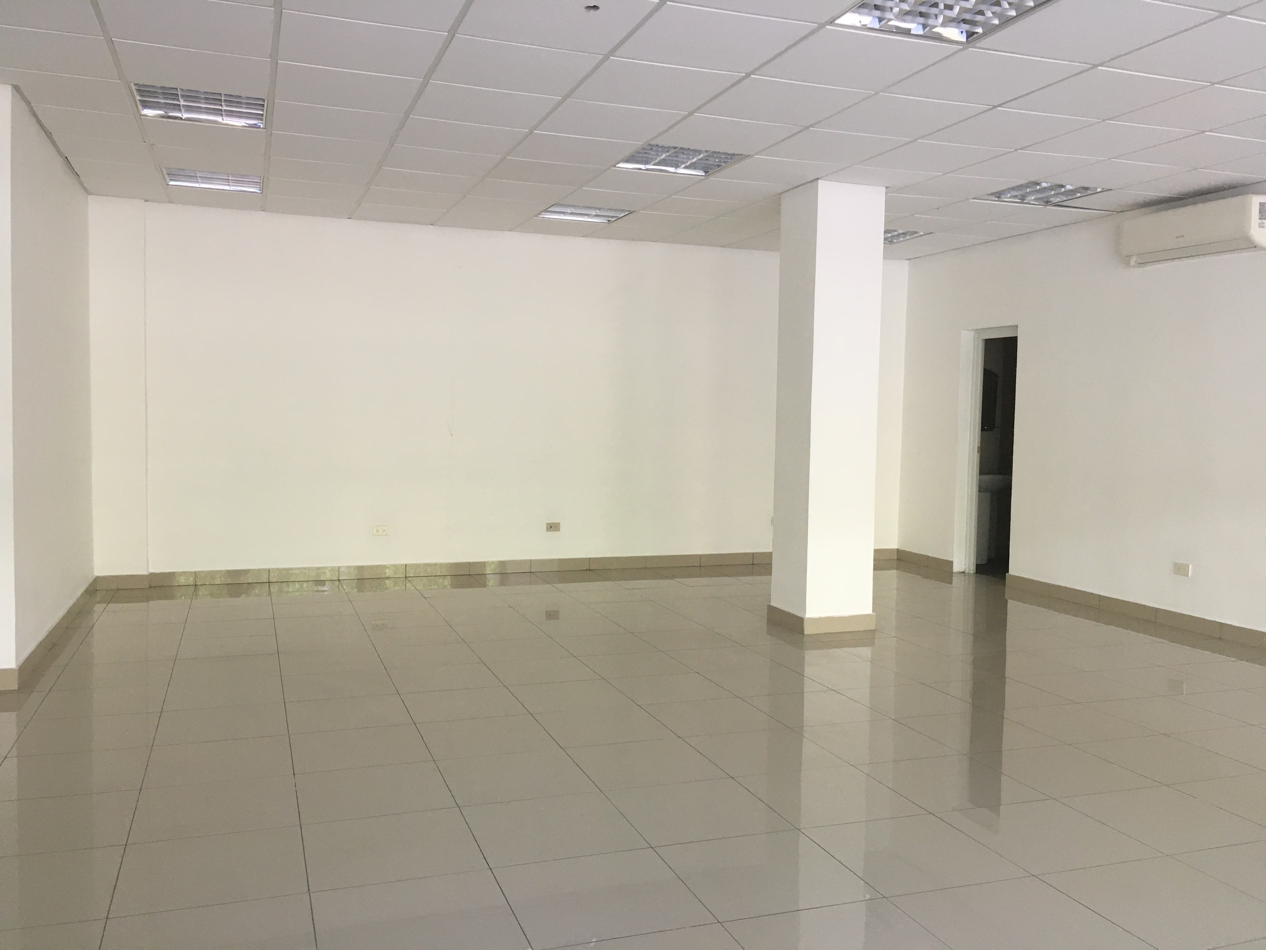 oficinas y locales comerciales - Local Comercial Alquiler Piantini  de 211 m2 0