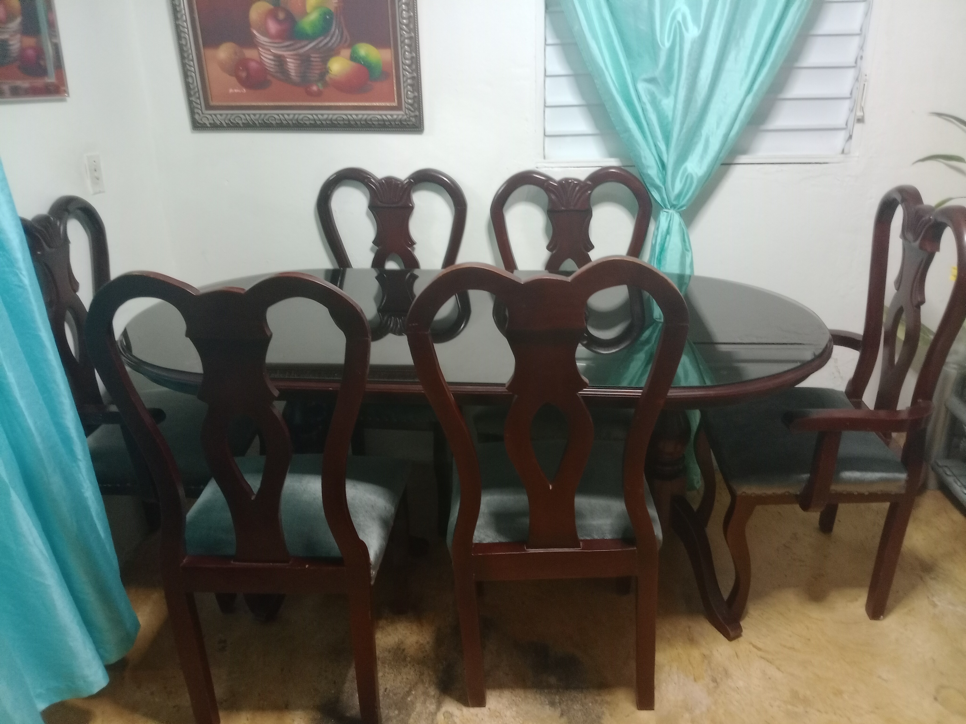 muebles y colchones - Vendo comedor de caoba usado en buen estado.Negociable 1