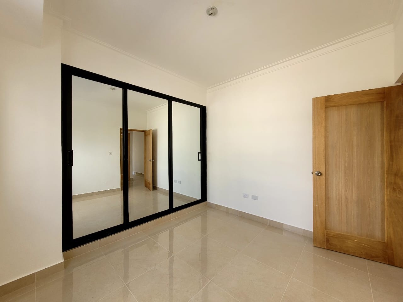 apartamentos - Apartamento en venta Segundo Piso con terraza y parqueos techados (E.O) 2