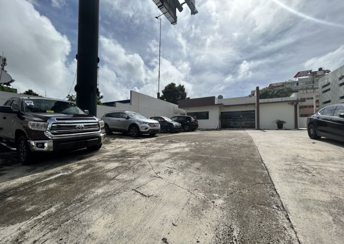 oficinas y locales comerciales - Mirador Norte local comercial ideal para dealer 1,041m2 1