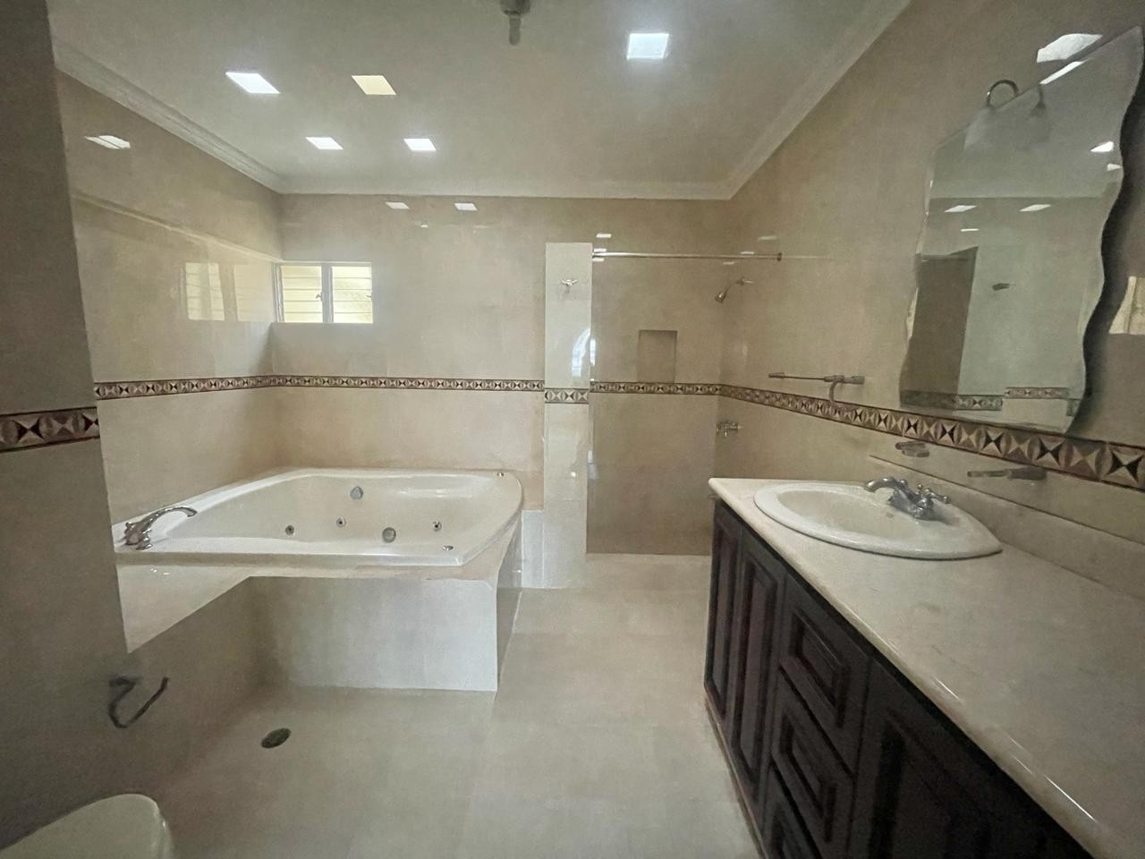 apartamentos - Se vende Penthouse en Urb Real

325mts
 4 Hab
4.5 Baños
3 Parq
 U$$ 330,000 3