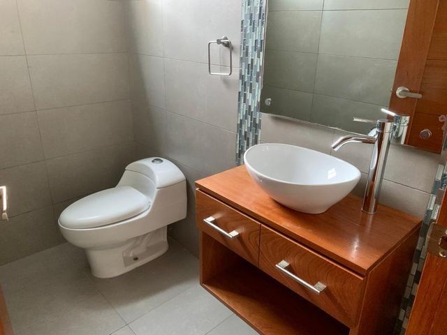 apartamentos - Apartamento amueblado en venta #24-1054 Evaristo Morales, piso medio, 2 dormit. 7