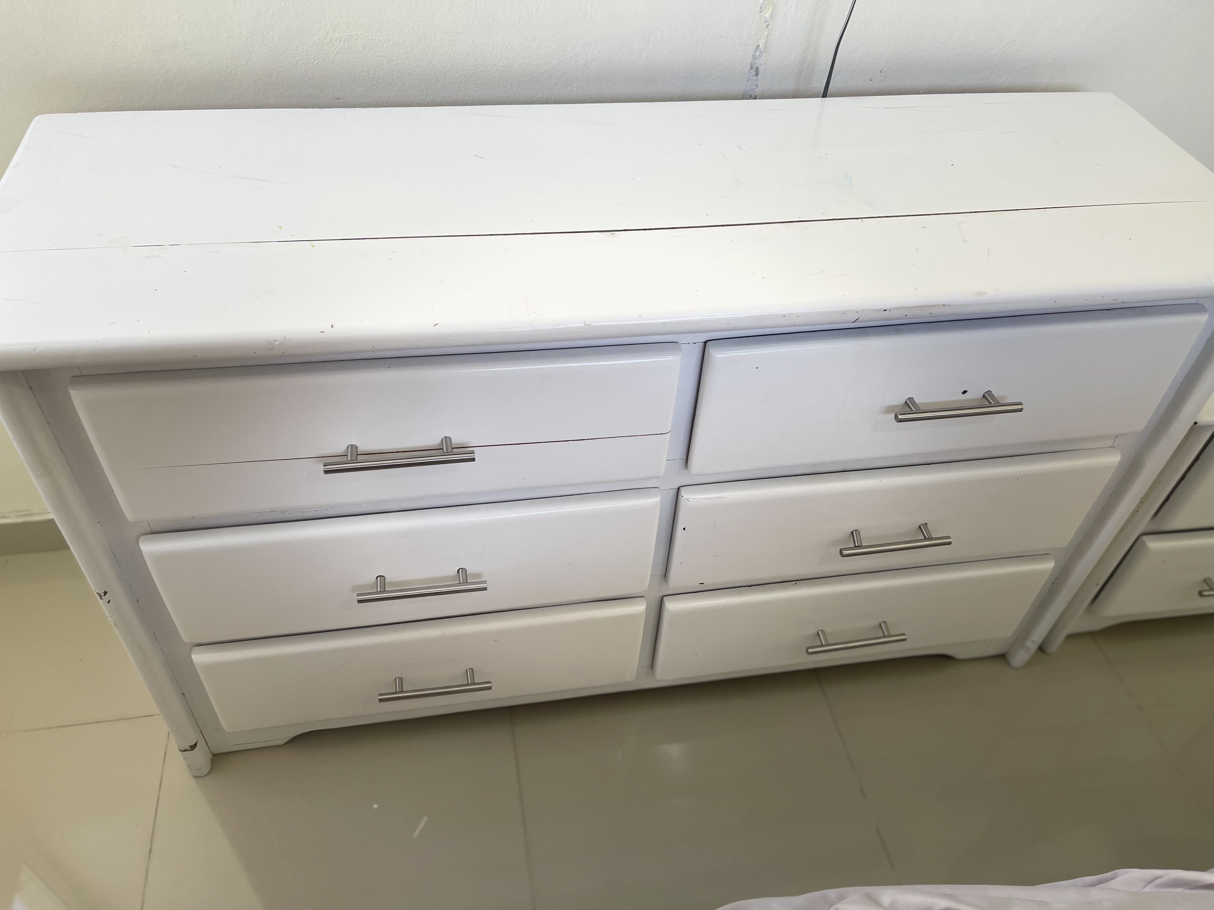 muebles y colchones - juego de gabetero de 6 gabetas y dos mesas de noche en Caoba pintado a blanco