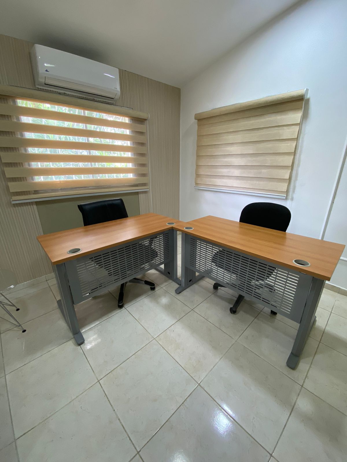 oficinas y locales comerciales - OFICINA PRIVADA AMUEBLADA, incluye wifi y luz  0