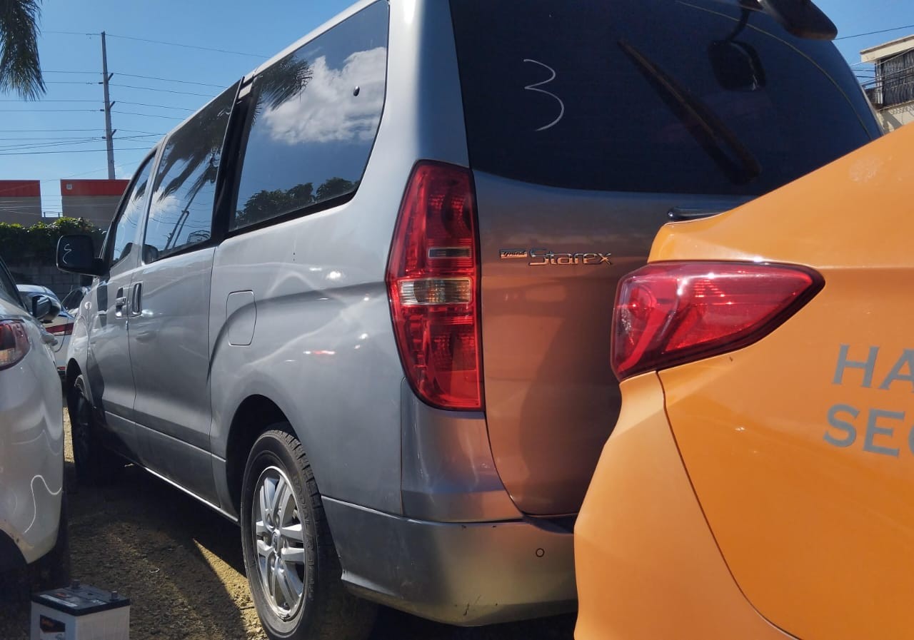 jeepetas y camionetas - HYUNDAI GRAND STAREX 2018 GRIS CAJA VIEJA 3