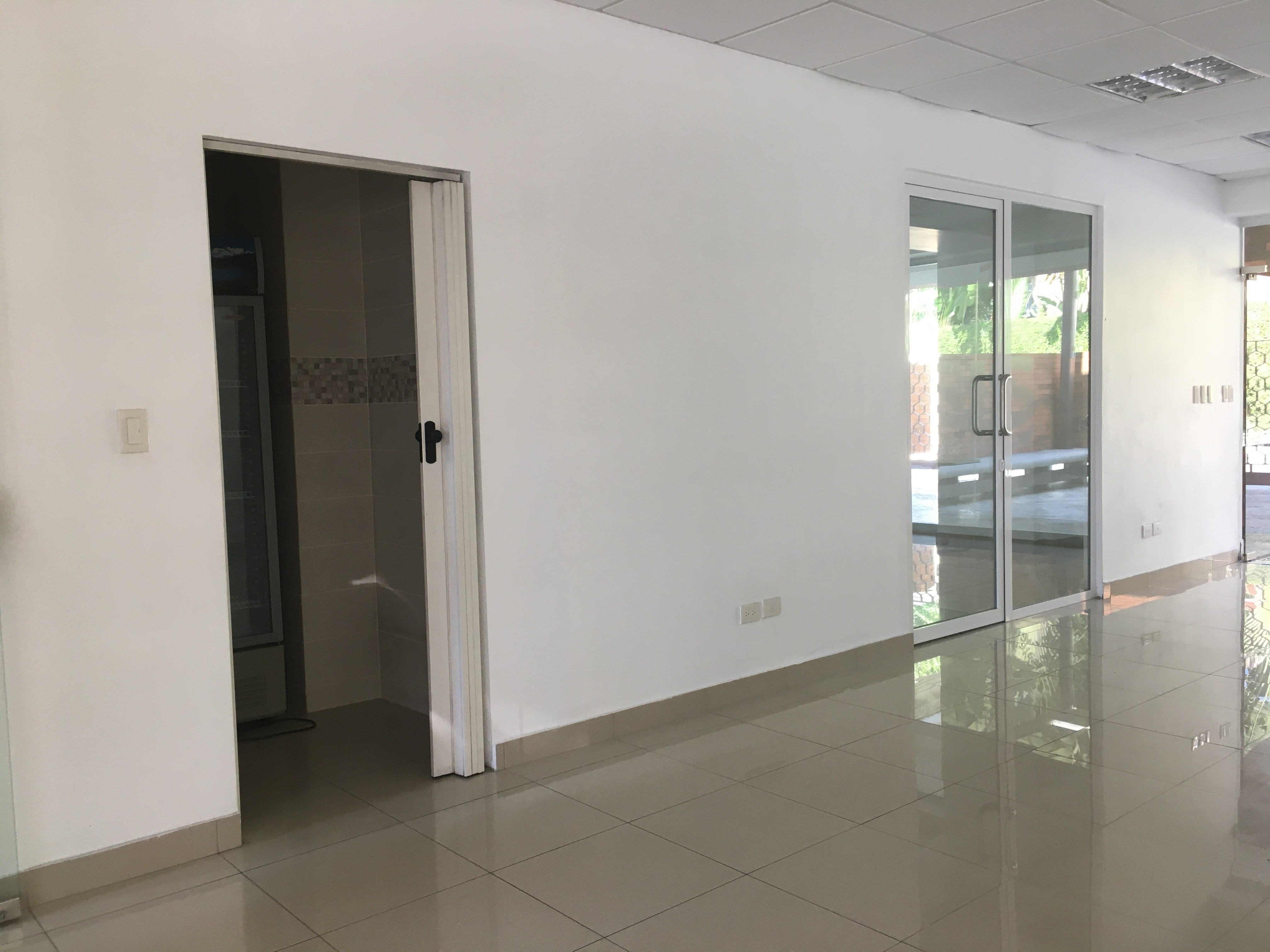 oficinas y locales comerciales - Local Comercial Alquiler Piantini  de 211 m2 1