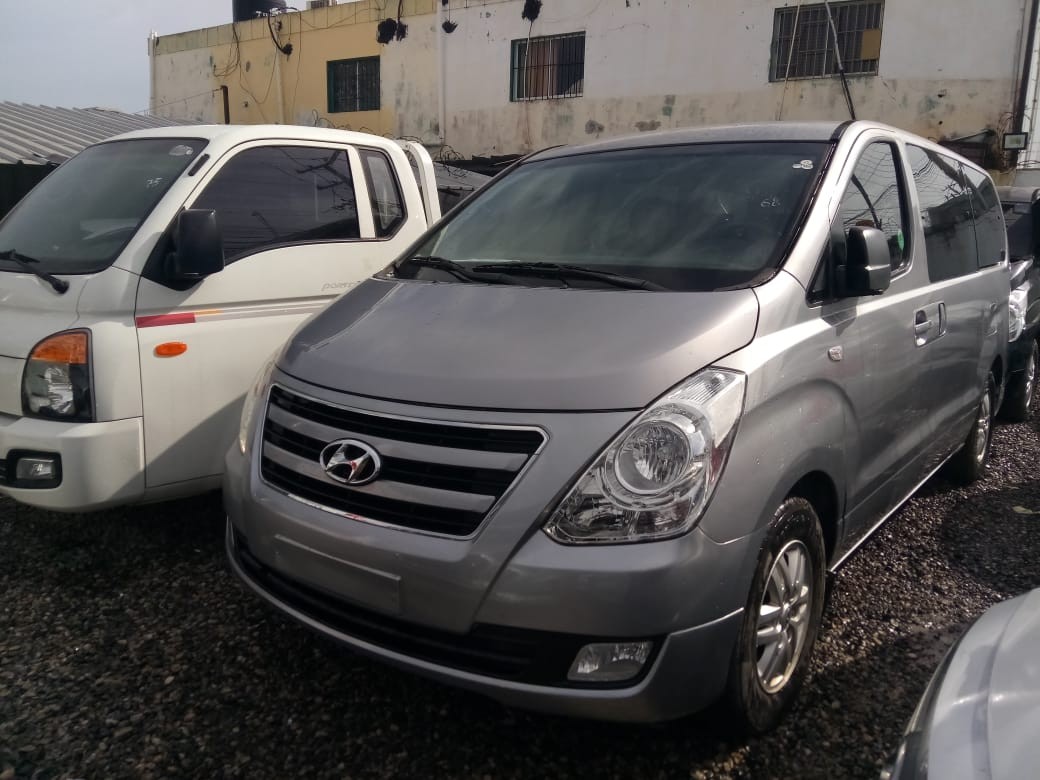 jeepetas y camionetas - HYUNDAI STAREX 2018 GRIS 0