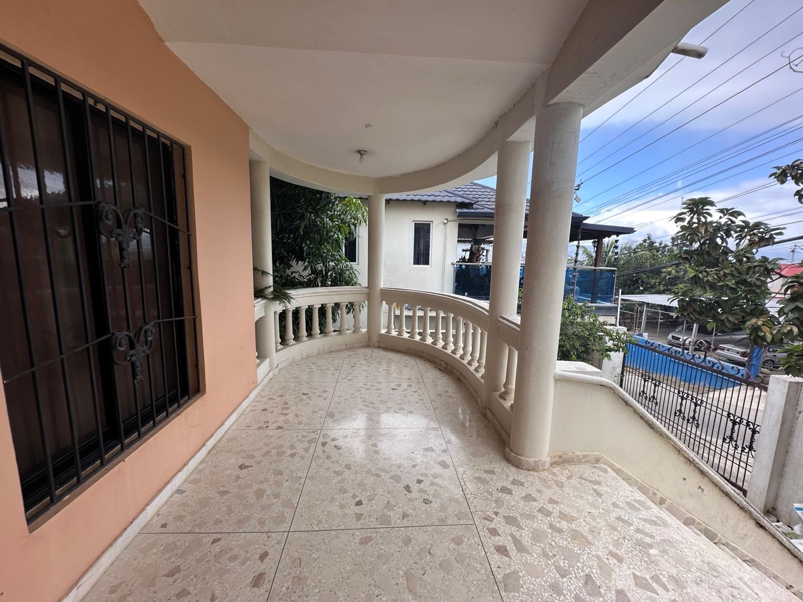 casas - vendo hermosa casa de dos niveles en reparto Peralta bella vista,de oportunidad  0