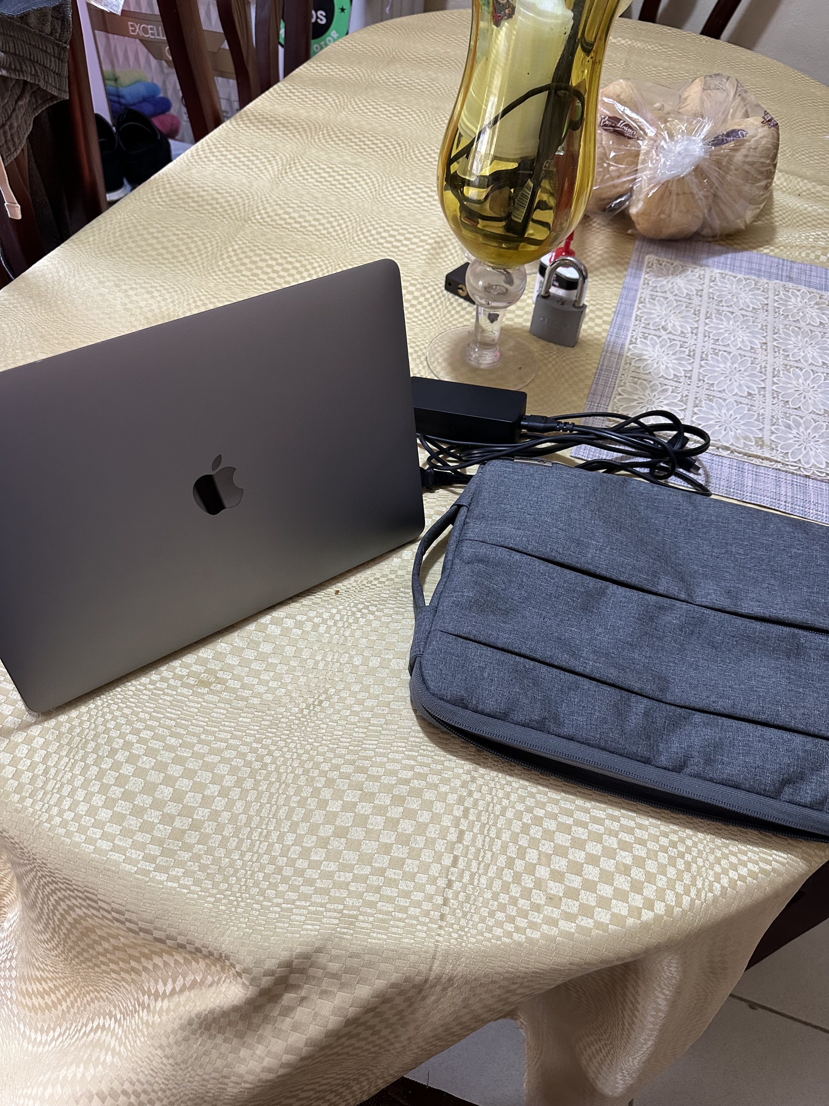 computadoras y laptops - Laptop marca Apple MacBook Pro 2017 con su cargador y bulto original. 121gb/8g 3