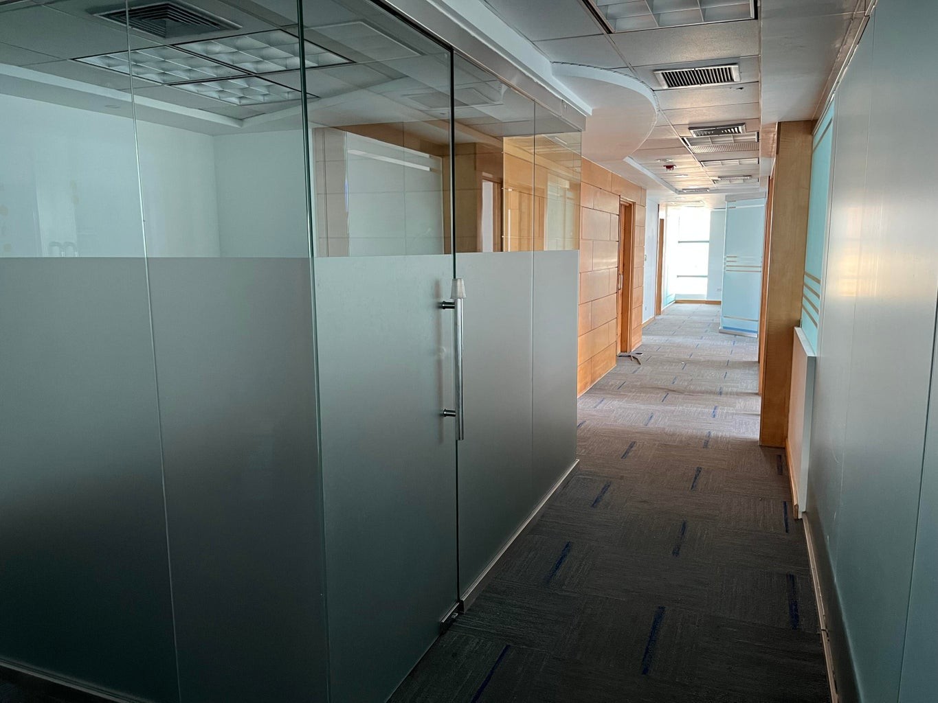 oficinas y locales comerciales - Lujoso Torre Corporativo con Local de 540 m2 en Alquiler Piantini  8