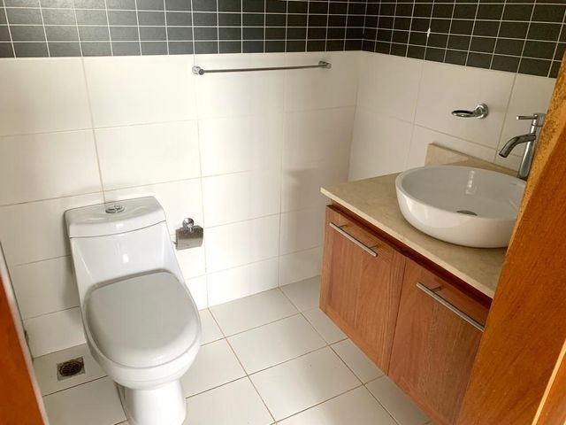 apartamentos - Apartamento amueblado en venta #24-1054 Evaristo Morales, piso medio, 2 dormit. 8