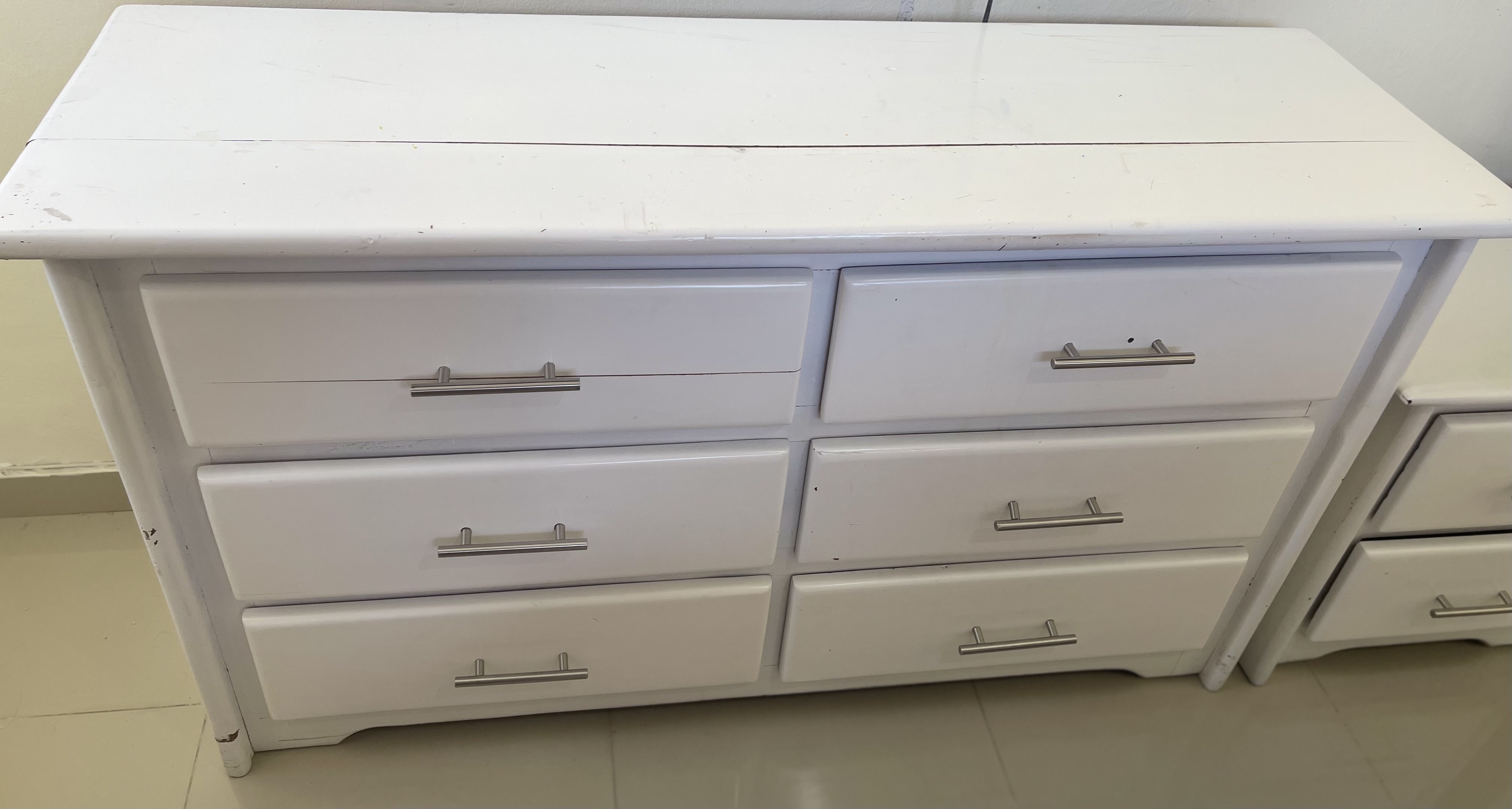 muebles y colchones - juego de gabetero de 6 gabetas y dos mesas de noche en Caoba pintado a blanco 1