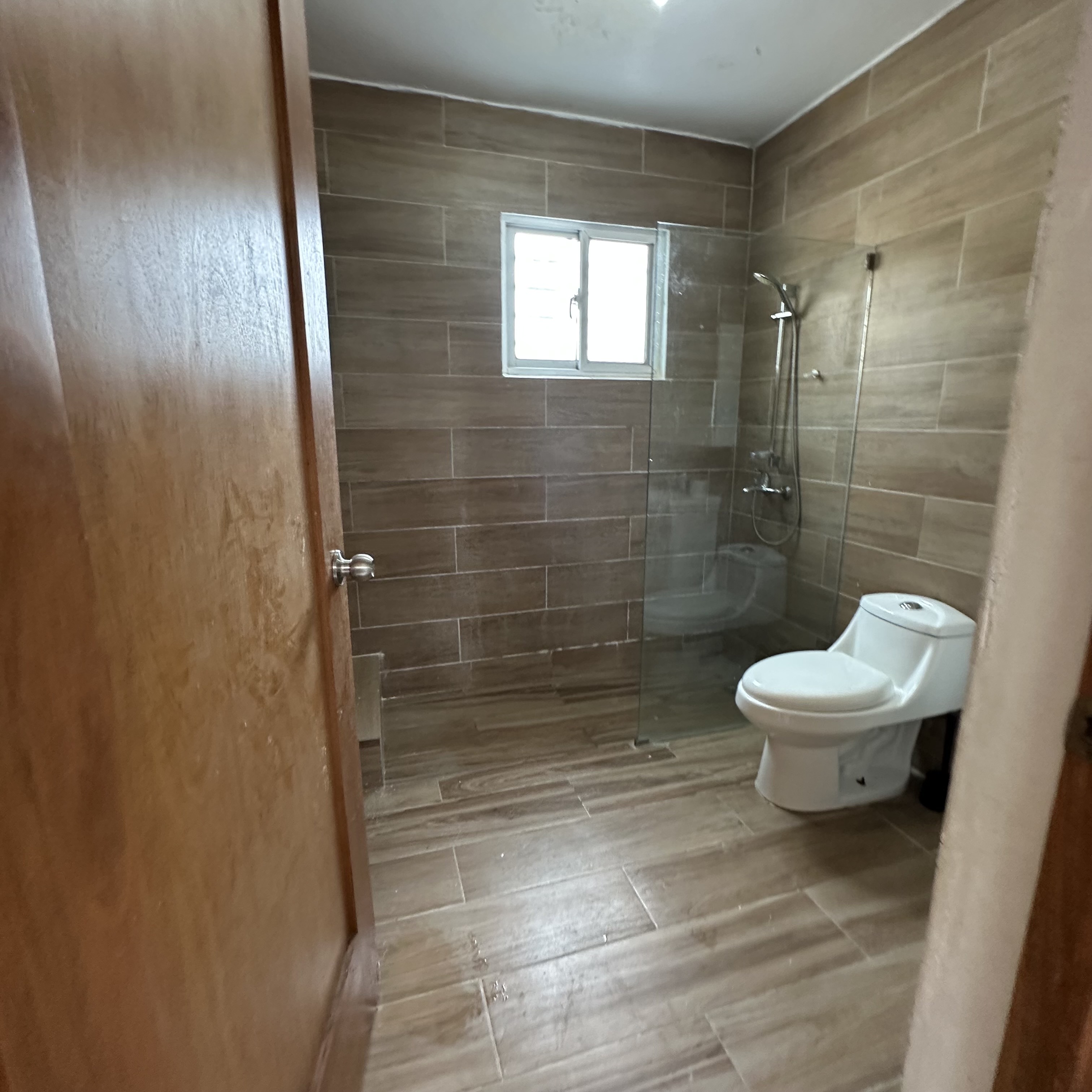 casas - Casa en alquiler de tres niveles! 🏡, Jacobo Majluta – Santo Domingo Norte.
 9
