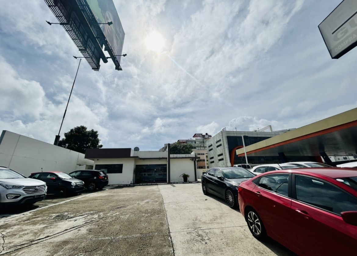 oficinas y locales comerciales - Mirador Norte local comercial ideal para dealer 1,041m2 3