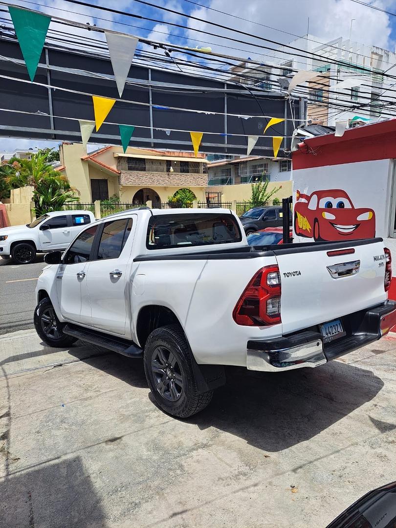 jeepetas y camionetas - Toyota Hilux full 2022 5