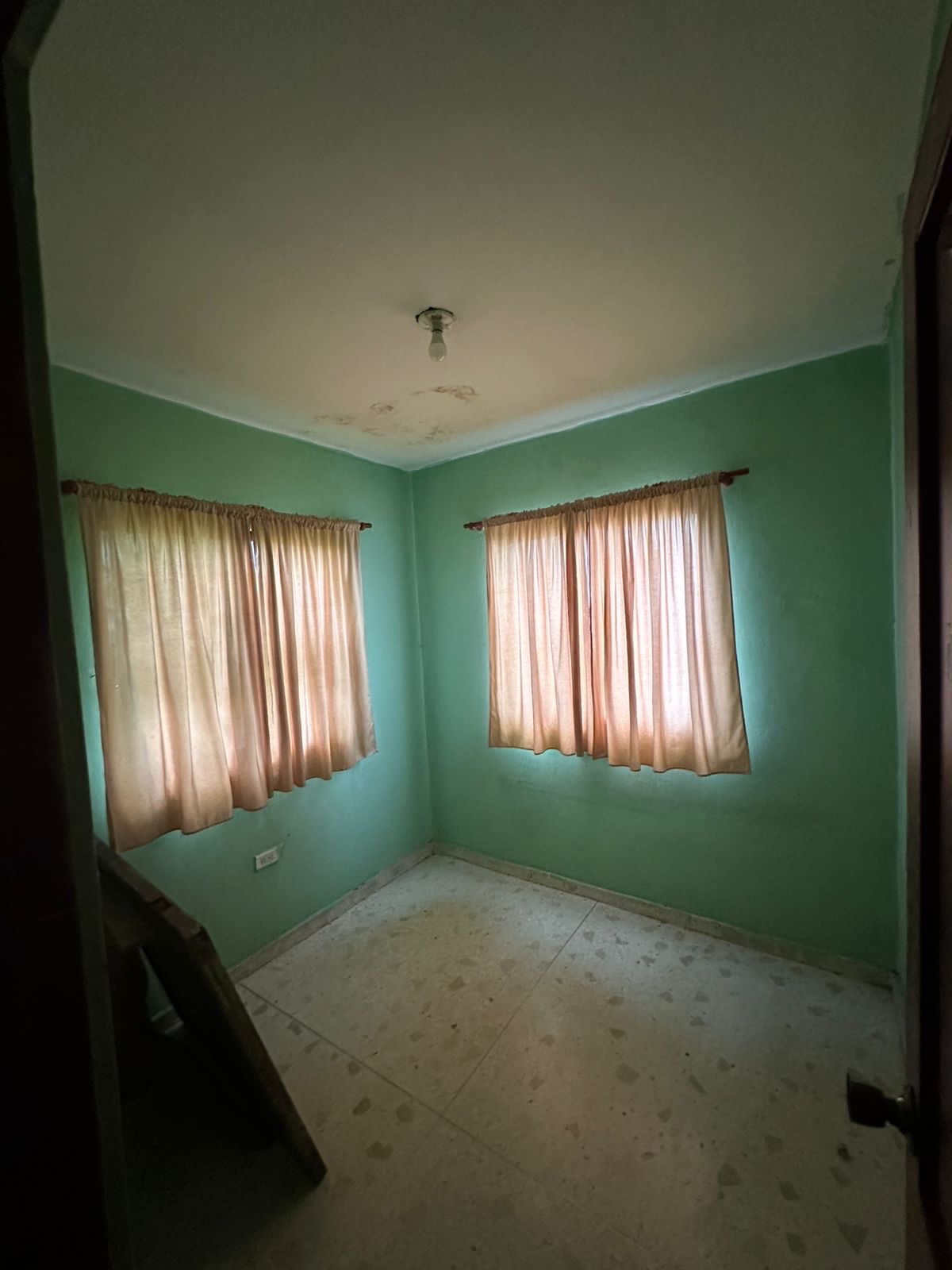 casas - vendo hermosa casa de dos niveles en reparto Peralta bella vista,de oportunidad  2