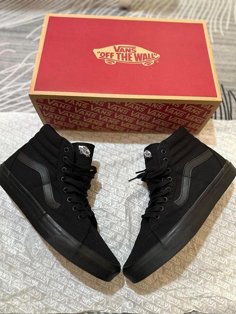 zapatos para hombre - Disponible Vans Sk8 Black 
y tshirt marrón  0