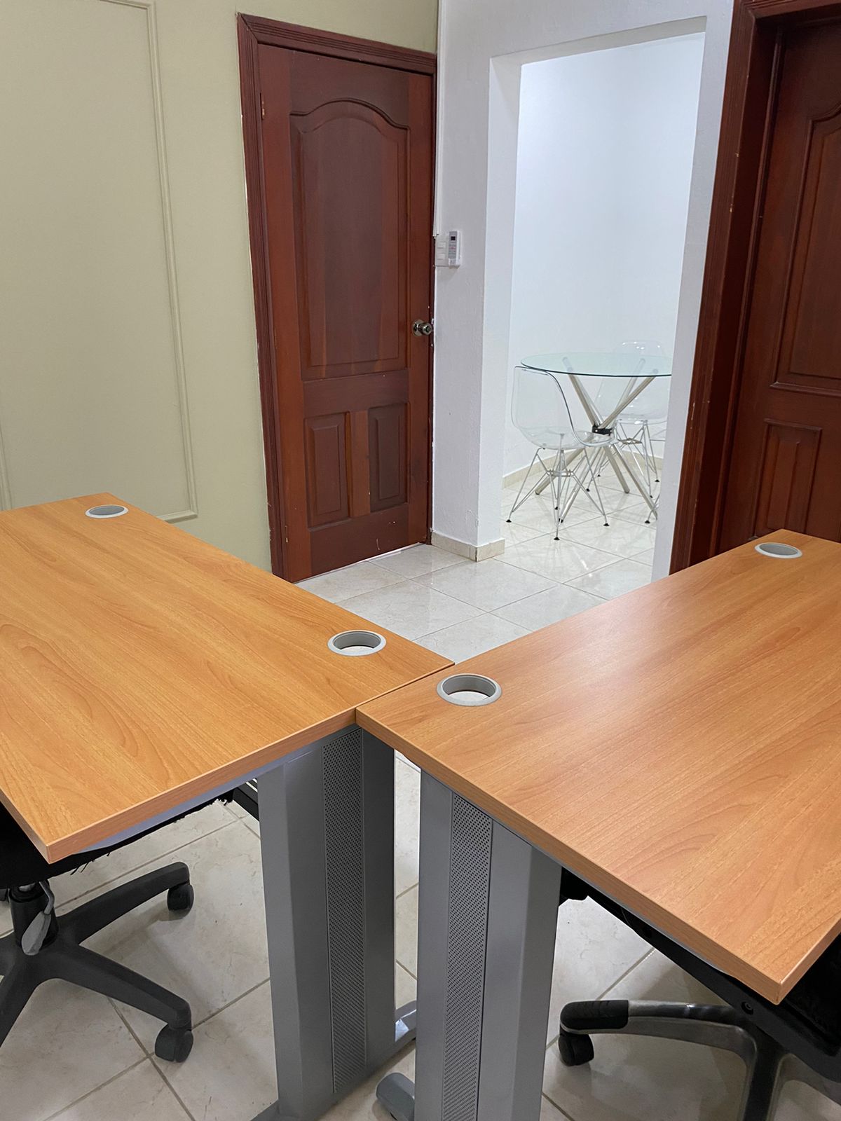 oficinas y locales comerciales - OFICINA PRIVADA AMUEBLADA, incluye wifi y luz  1