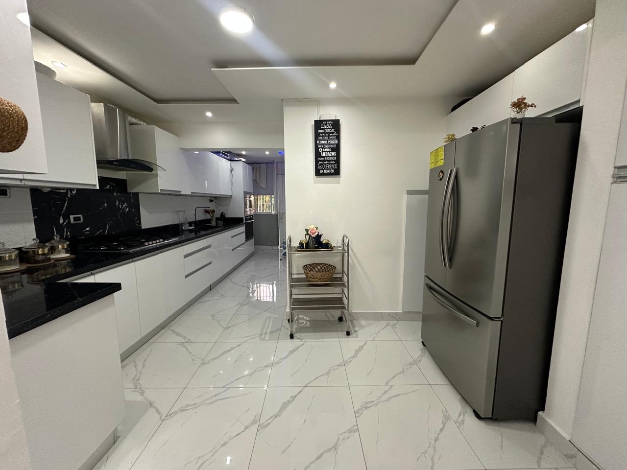 apartamentos - Renacimiento-Apartamento clásico remodelado de 3 habitaciones-US$165,000 1