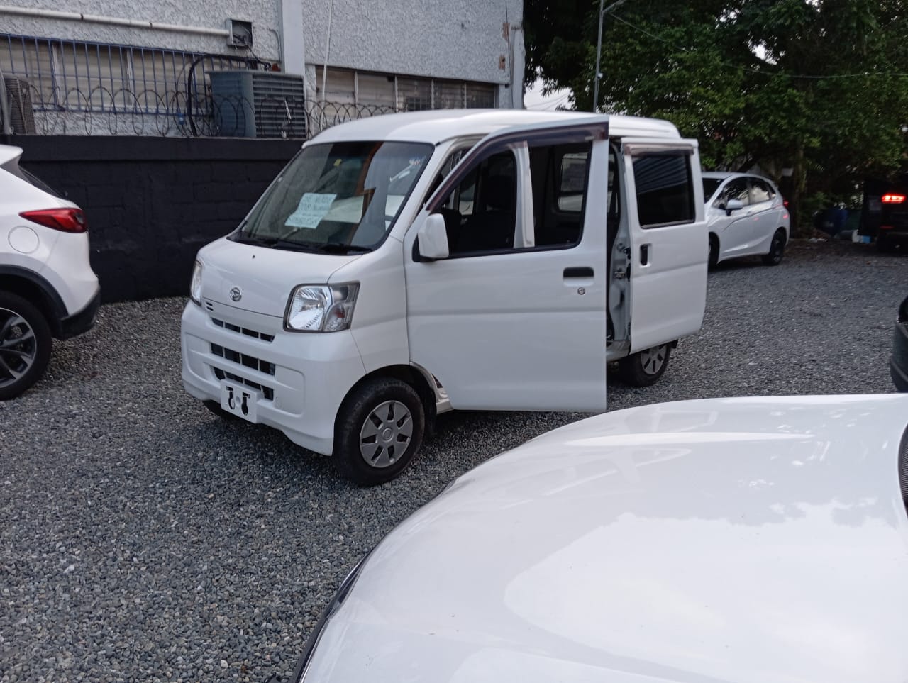 otros vehiculos - Venta de minibus dahiatsun 2018 mecanica como nuev 4