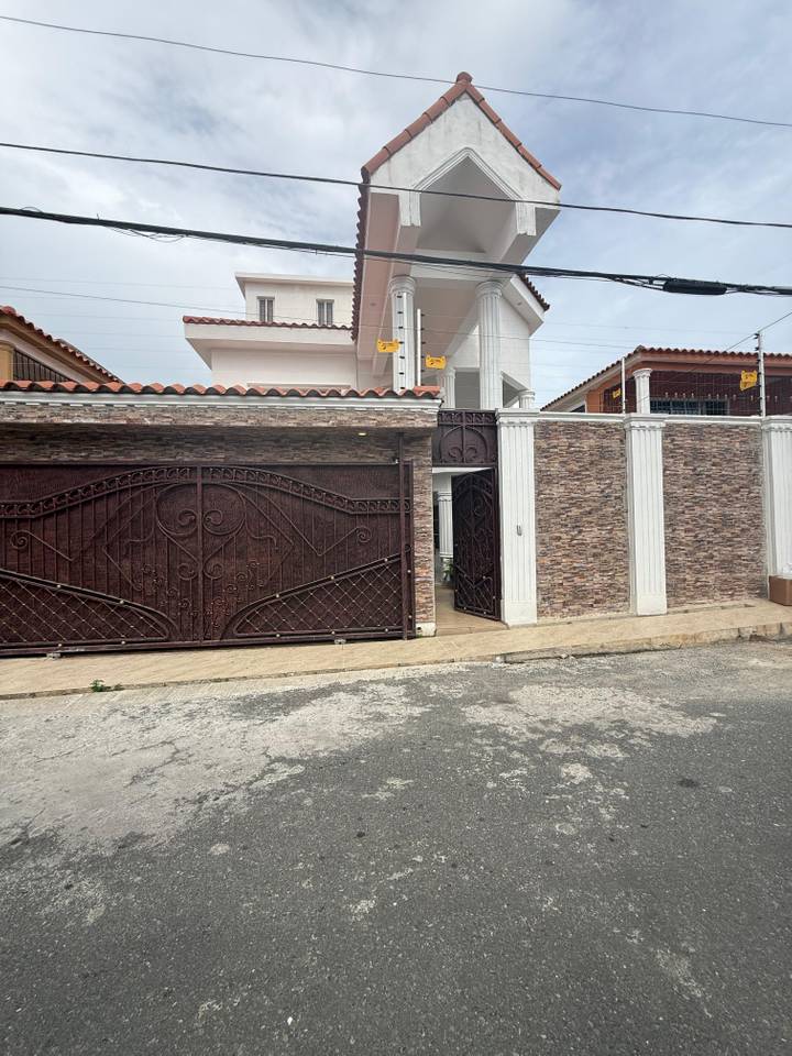 casas - Casa en venta de 4 niveles con piscina y 5 habitac 0