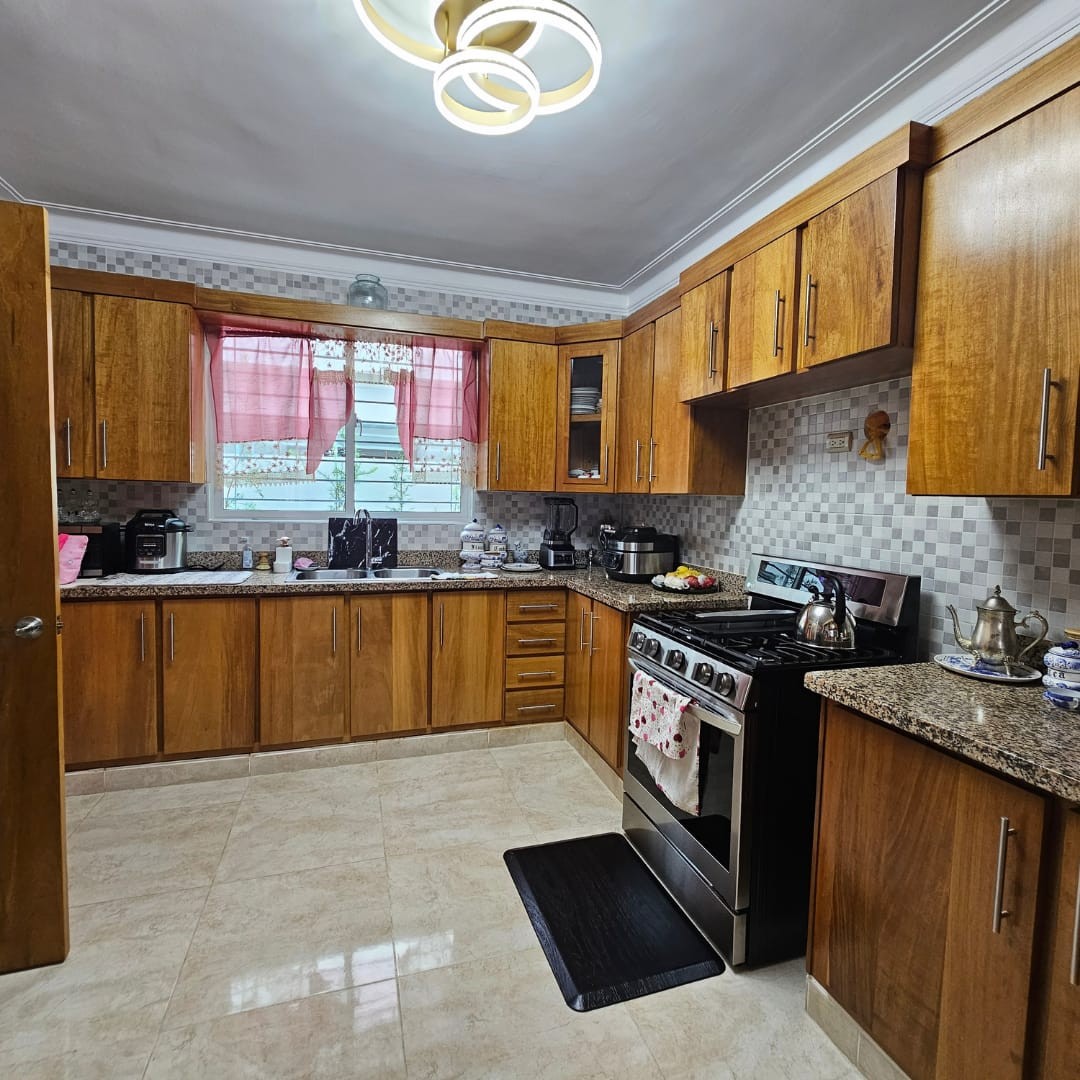 casas - Casa en un proyecto cerrado de la Av Hispanoamericana Santiago de los Caballeros