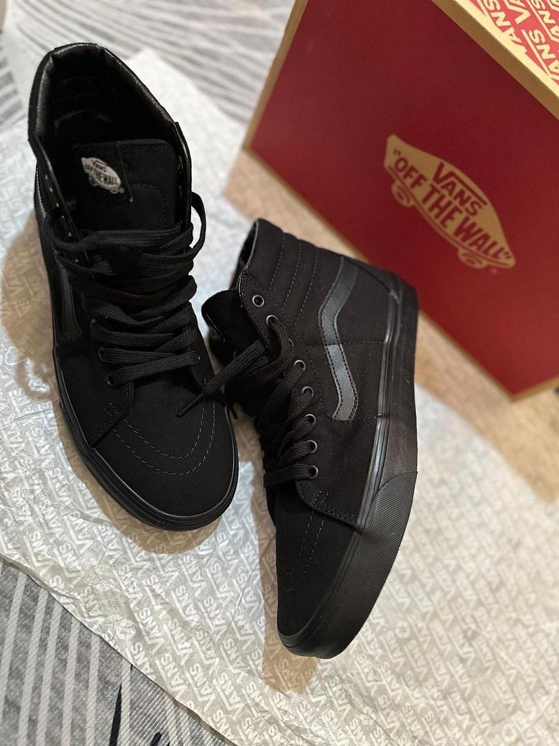 zapatos para hombre - Disponible Vans Sk8 Black 
y tshirt marrón  1