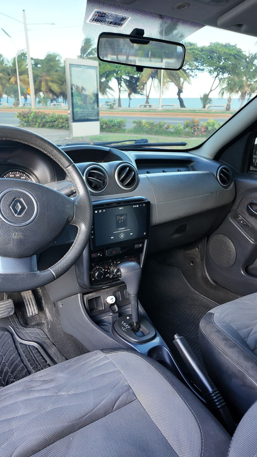 jeepetas y camionetas - Renault Duster 2015 automática en excelente estado 4