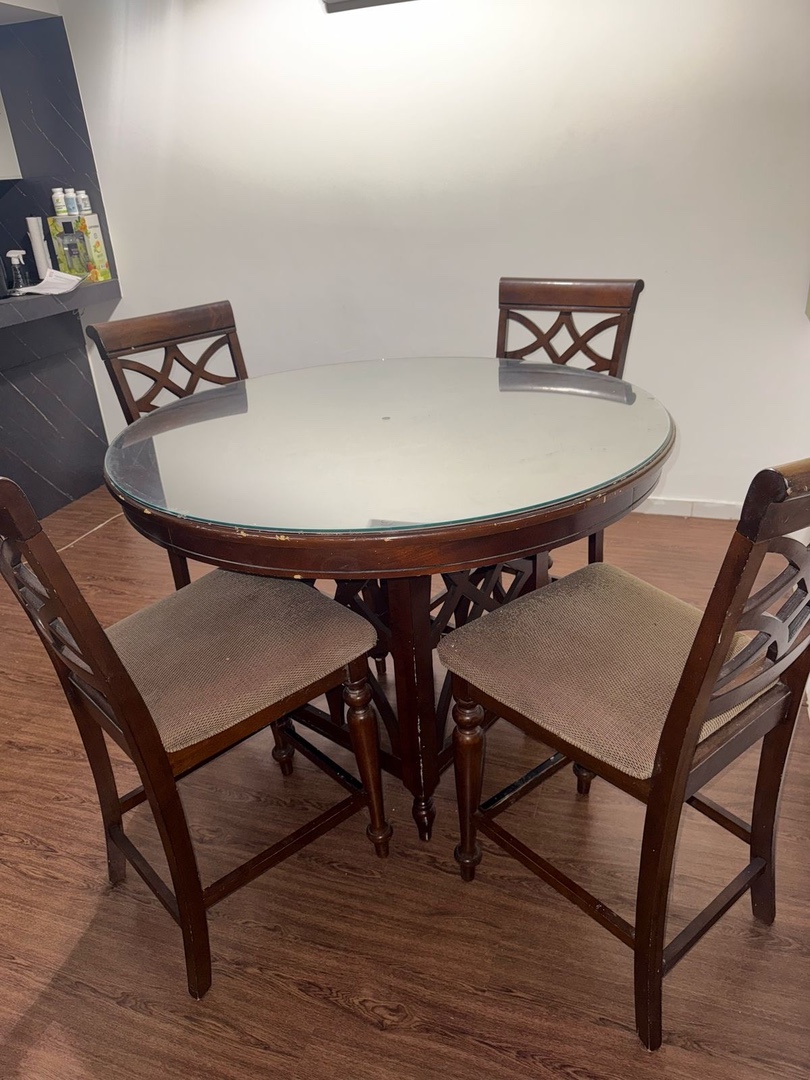 muebles y colchones - Comedor de 4 sillas, tope de cristal alto en buenas condiciones 