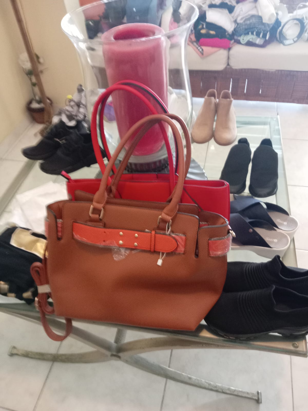 ropa para mujer - Caja de ropa variada de mujer , zapatos y tenis 0