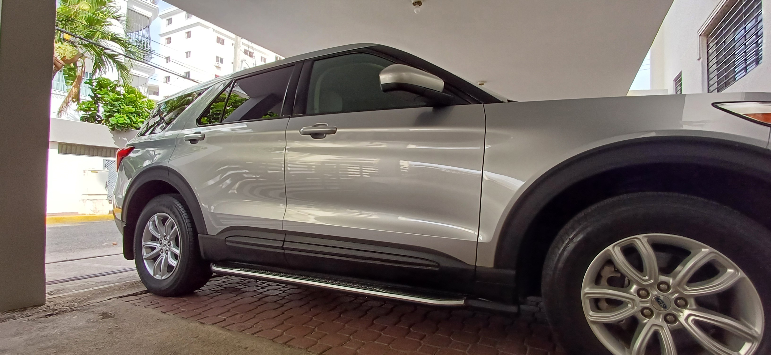 jeepetas y camionetas - SE VENDE COMO NUEVA, FORD EXPLORER 2020 POR MOTIVO DE VIAJE. 2