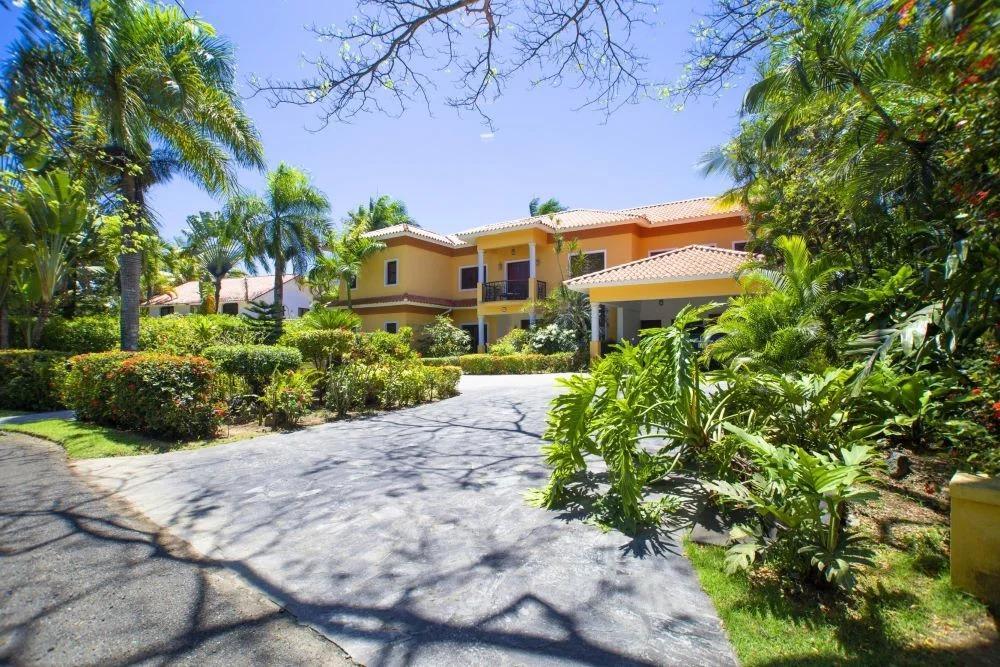 casas vacacionales y villas - Villa con Piscina y Amplio Terreno a Minutos de la Playa entre Sosúa y Cabarete