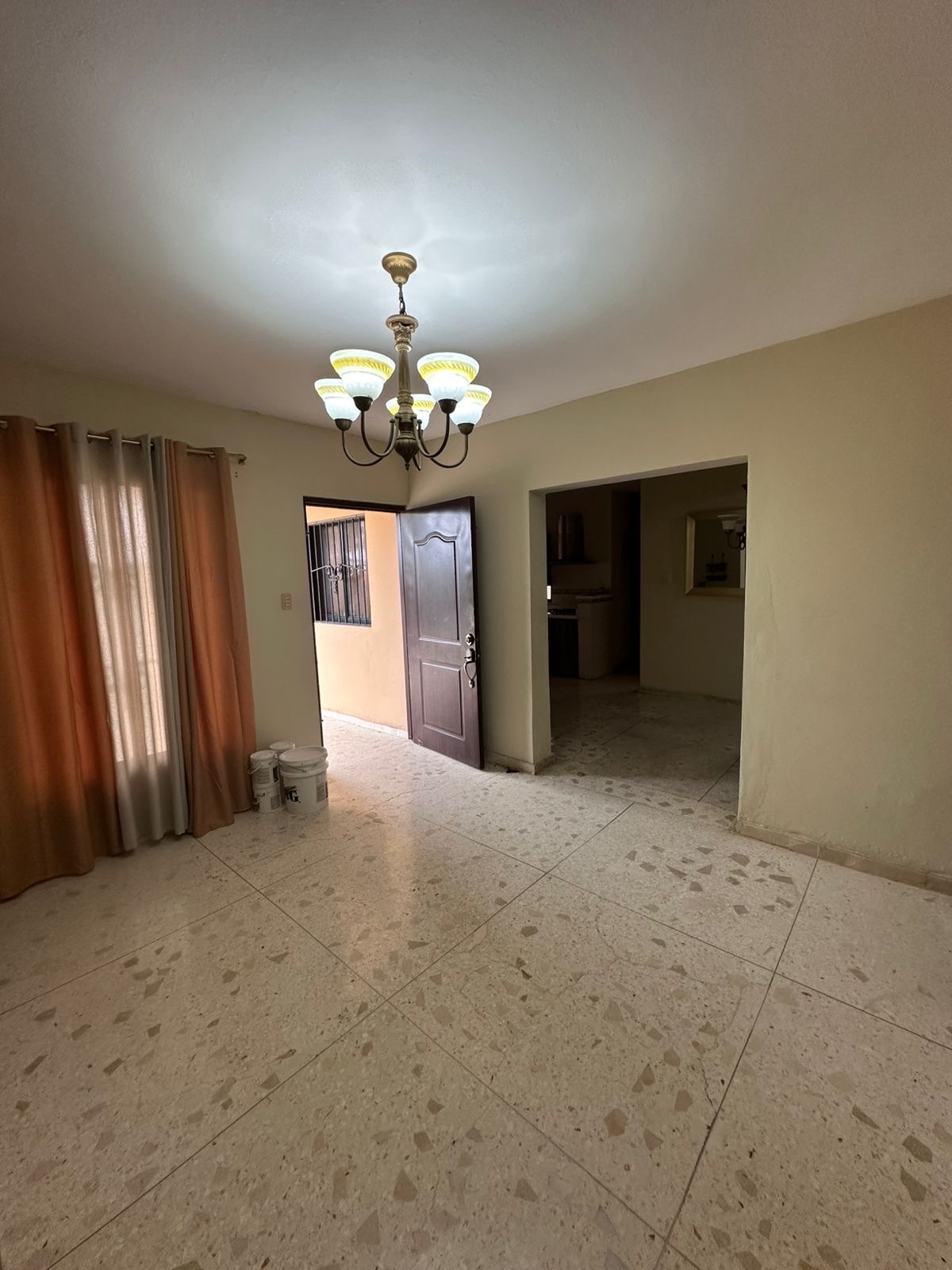 casas - vendo hermosa casa de dos niveles en reparto Peralta bella vista,de oportunidad  4
