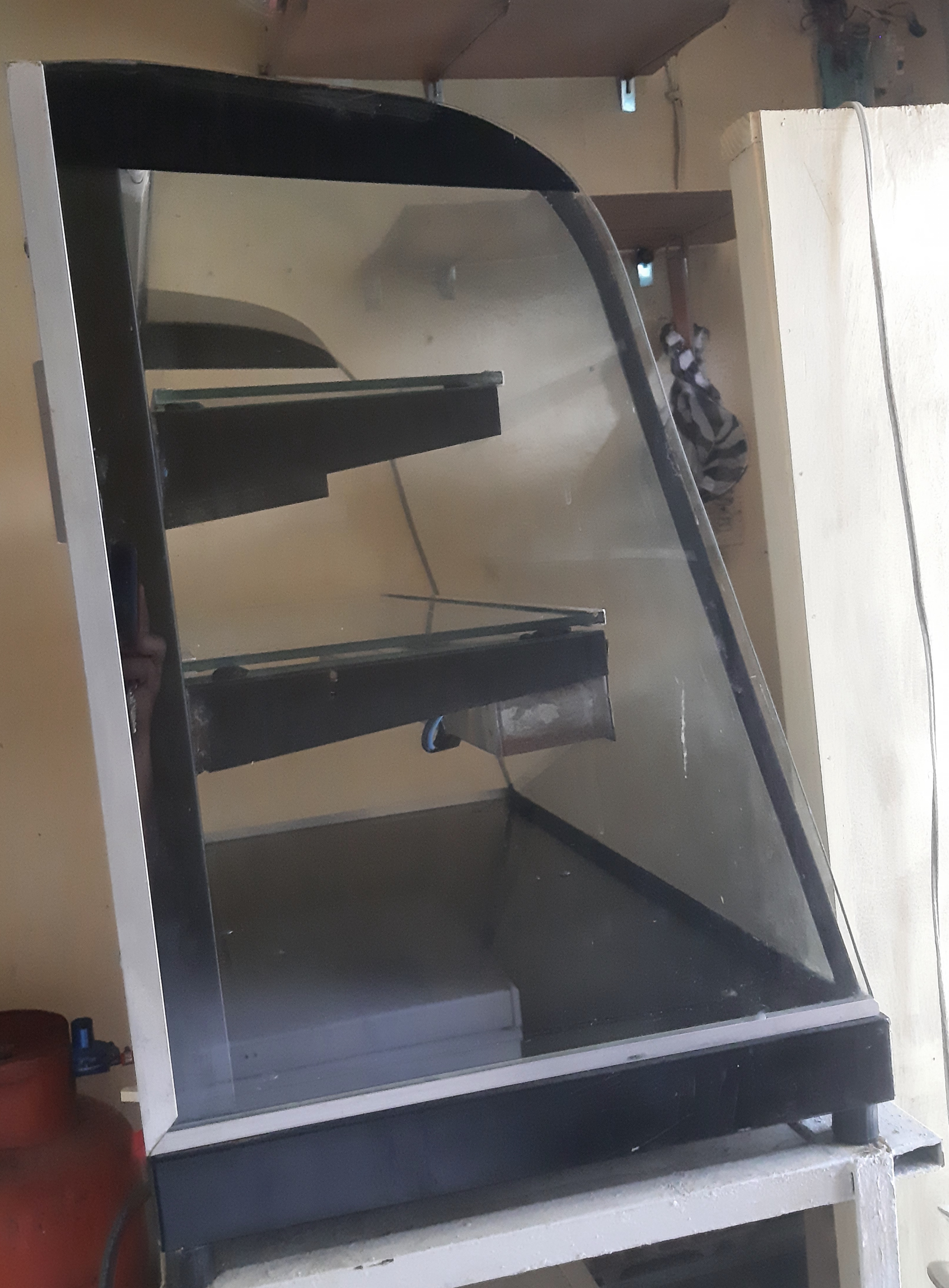 equipos profesionales - Vendo vitrina Caliente tipo curvo precio $14,000 negociable 