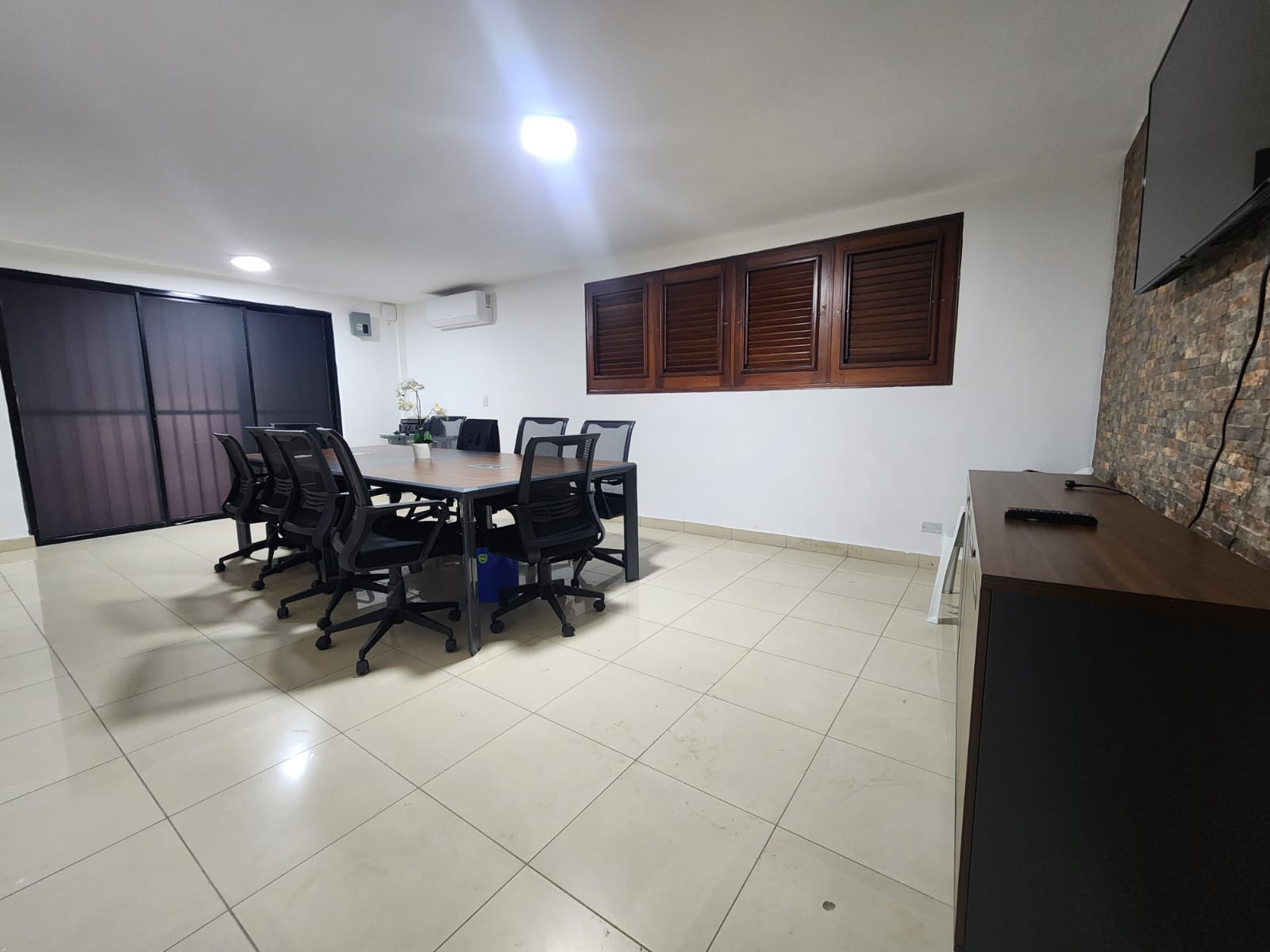 oficinas y locales comerciales - Alquilo Nave de 1,500 metros  en la cuaba  1