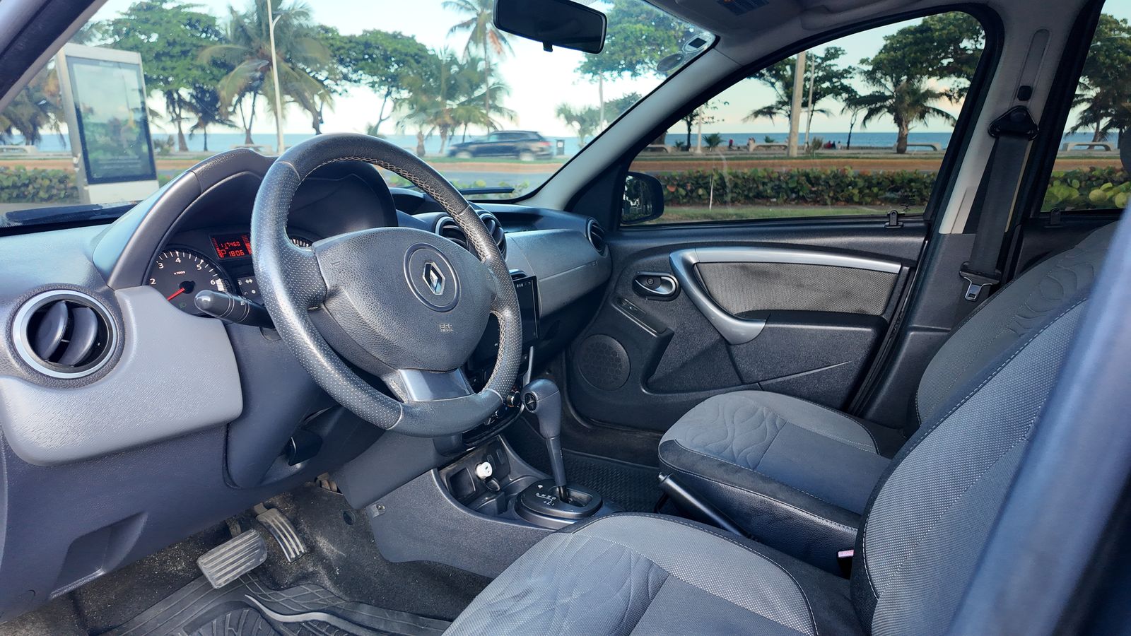 jeepetas y camionetas - Renault Duster 2015 automática en excelente estado 5