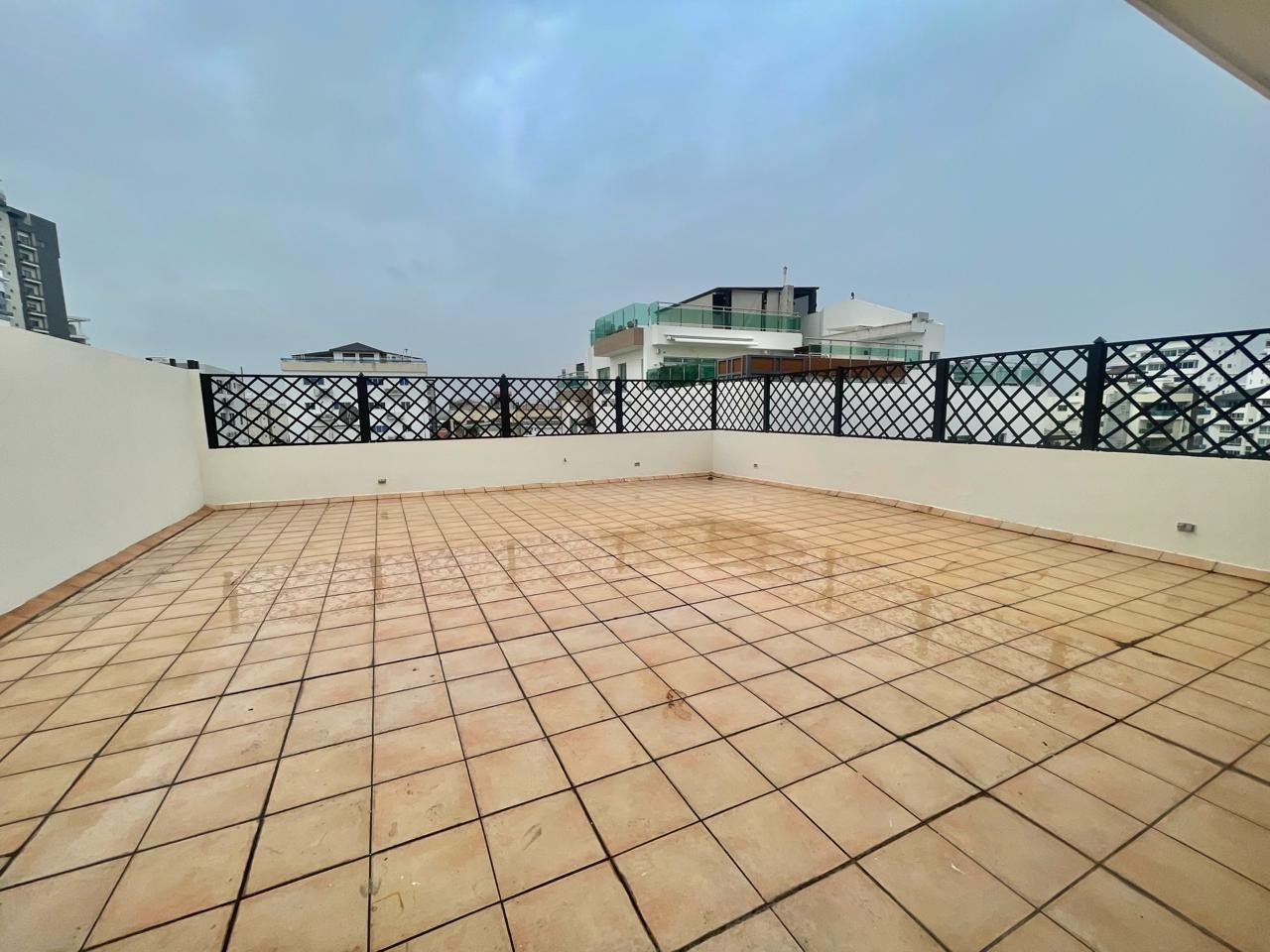 apartamentos - Se vende Penthouse en Urb Real

325mts
 4 Hab
4.5 Baños
3 Parq
 U$$ 330,000 8