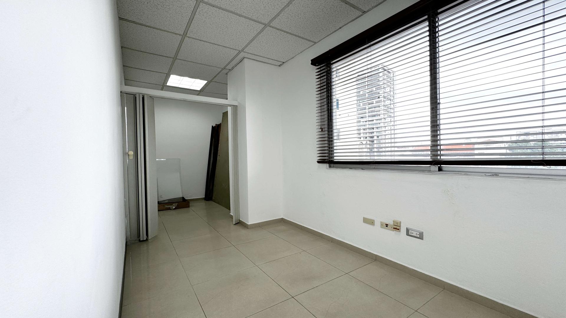 oficinas y locales comerciales - Local / Oficina Ensanche Paraíso en Santo Domingo 3
