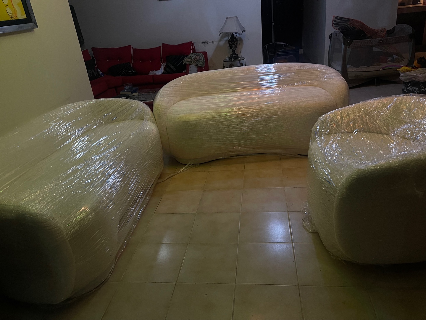 muebles y colchones - Muebles nuevo son tres dos de 3 y una butaca color crema claro  3