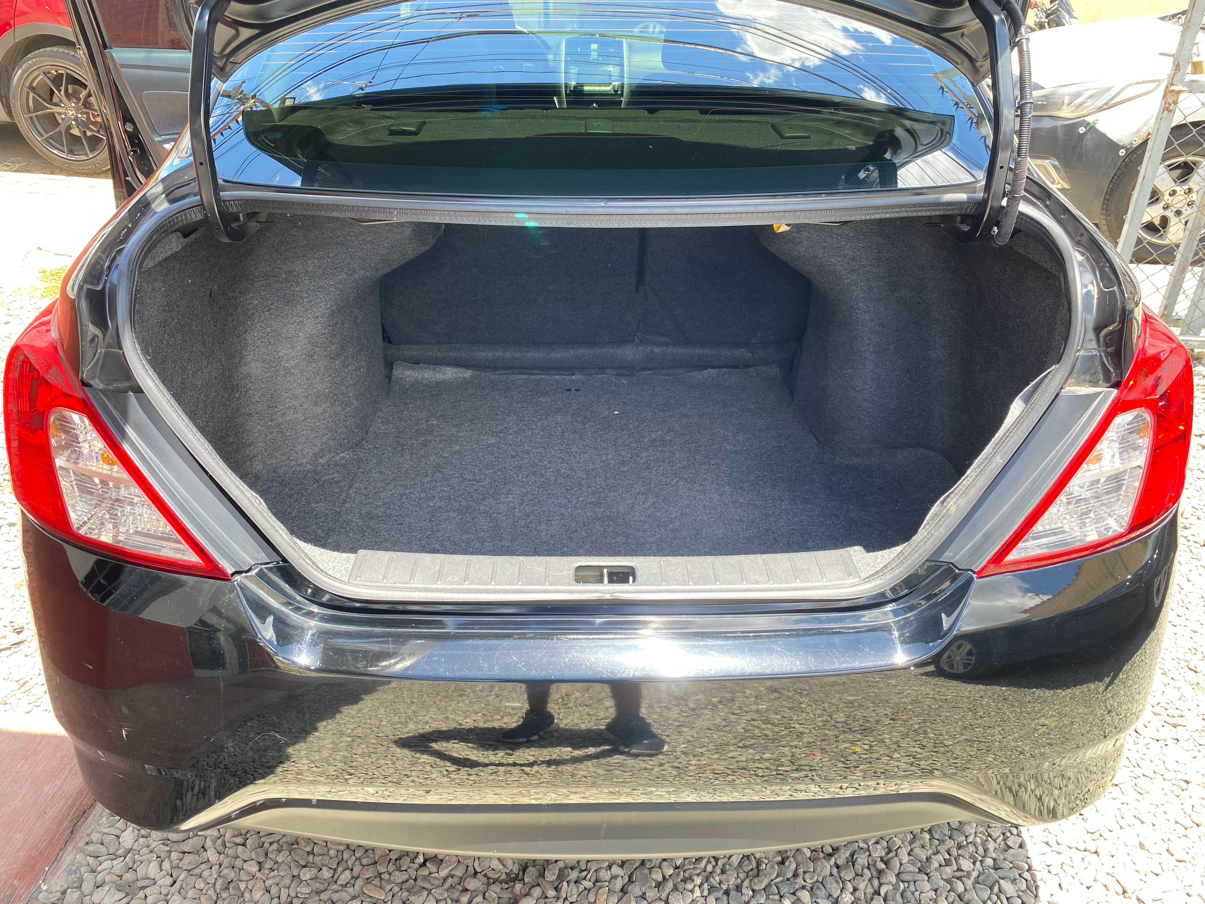 carros - Nissan Versa Sv 9