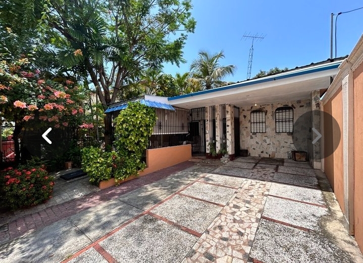 casas - Excelente Casa para vivienda, empresa,  negocio u oficinas en excelente punto 