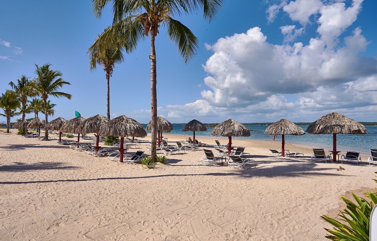 casas vacacionales y villas - venta de Villa amueblada con piscina en playa nueva Romana República Dominicana  2