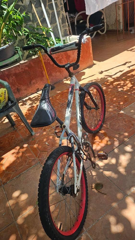 bicicletas y accesorios - Se venden 3000 cada una 3