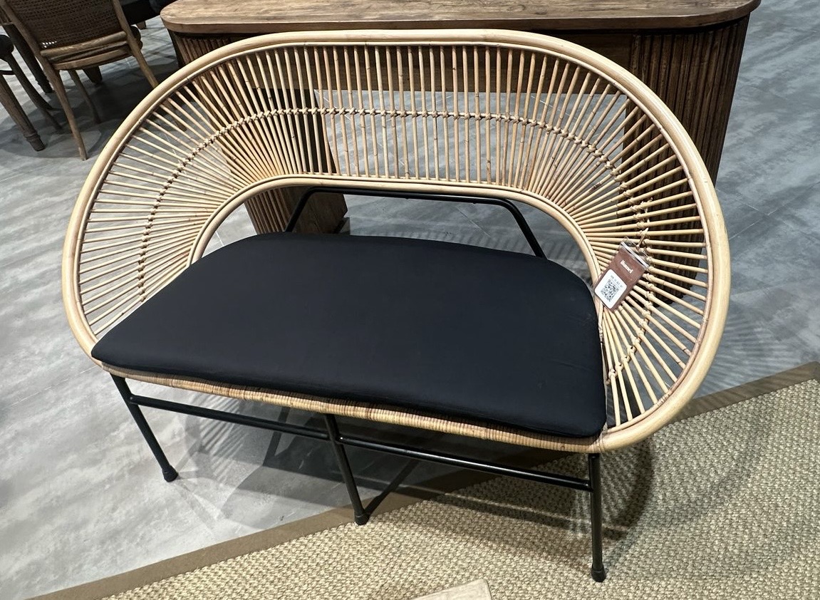 muebles y colchones - Sofa estacionario en rattan natural y patas negras 1