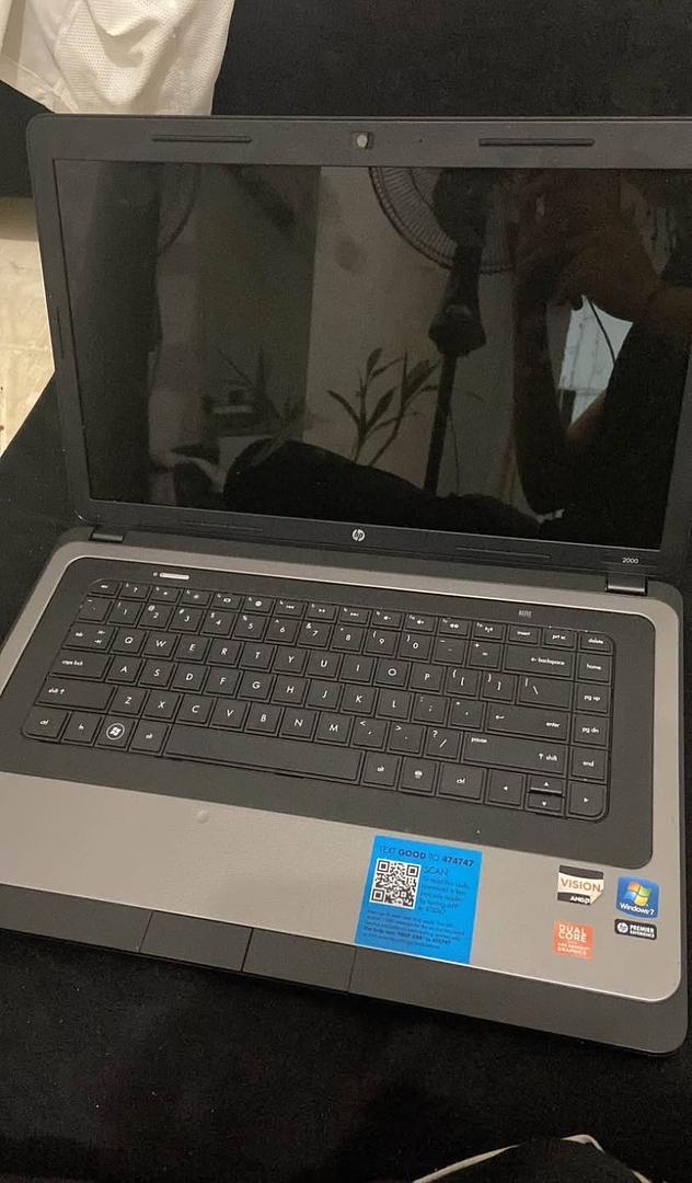 computadoras y laptops - LAPTOP HP 2000 como nueva 3