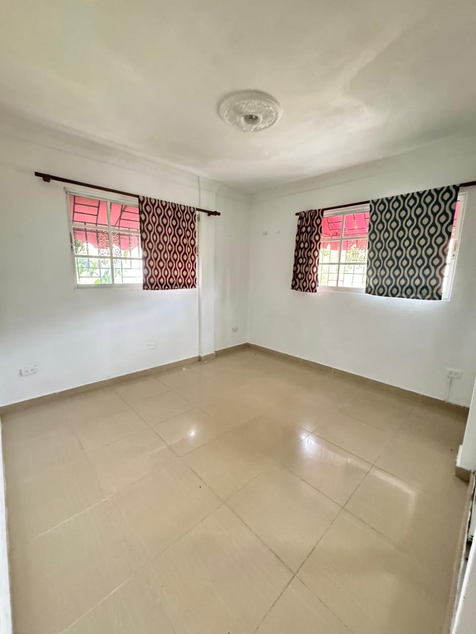 casas - Se alquila Casa con amplio patio en Las Américas  4