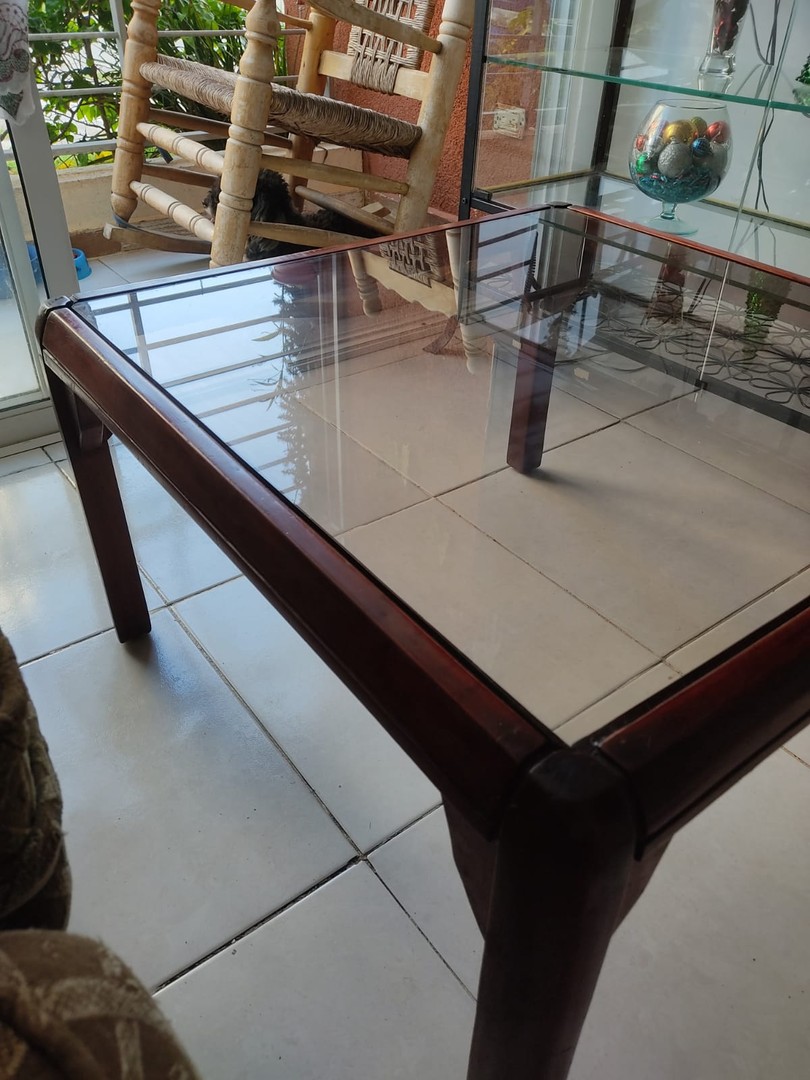 muebles y colchones - Mesa de caoba con tope de cristal, en venta. 5