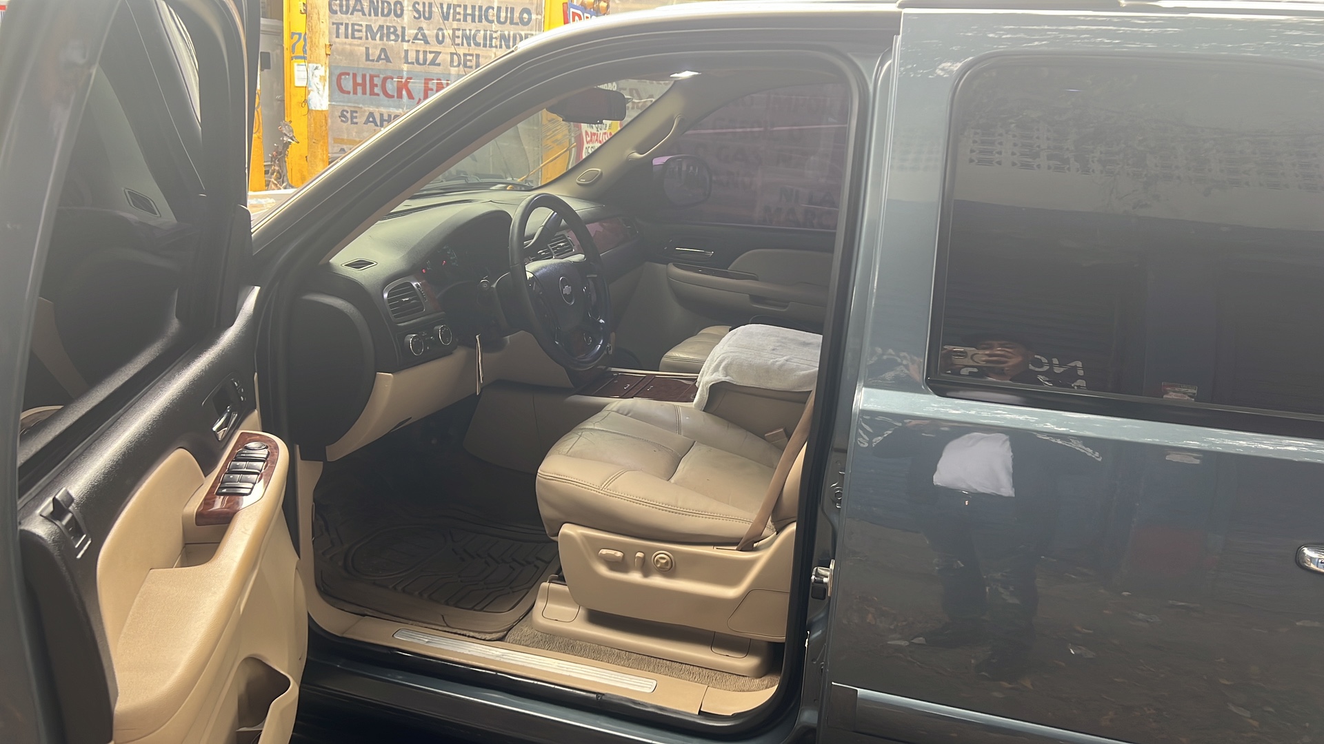 jeepetas y camionetas - En venta está maravillosa tahoe 2008 gas y gasolina por interior impecable crema 9