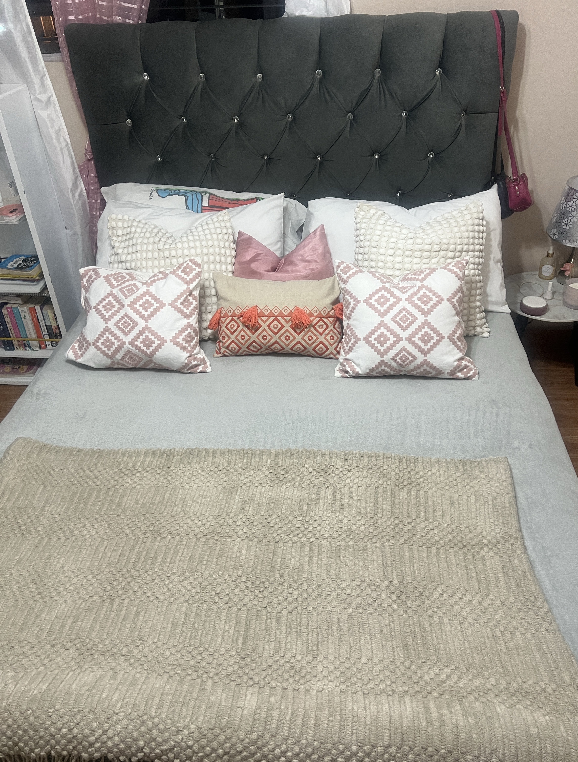 muebles y colchones - CAMA QUEEN CON COLCHÓN COMO NUEVA. PRECIO NEGOCIABLE  3